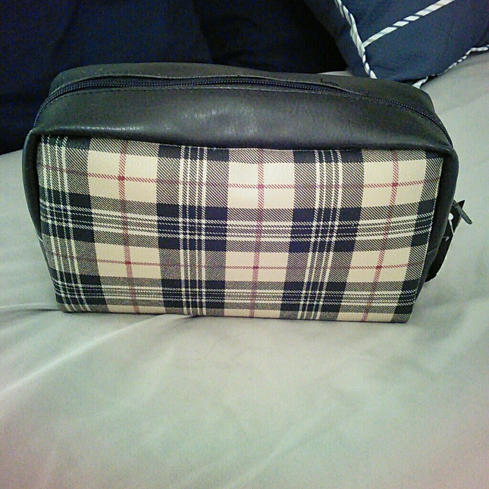 *Host Pick* Perry Ellis plaid travel case (small scratch on top)